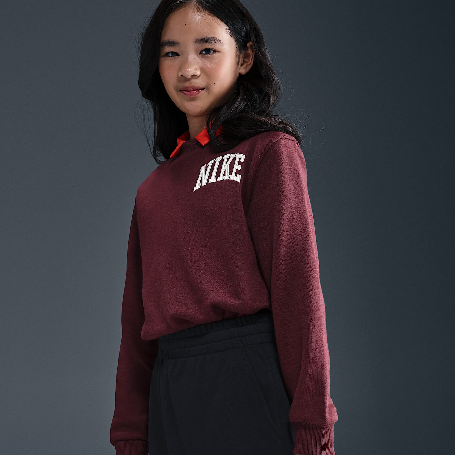 Falda de French Terry para niñas talla grande Nike Sportswear Club – Negro/Negro/Blanco – vista 2