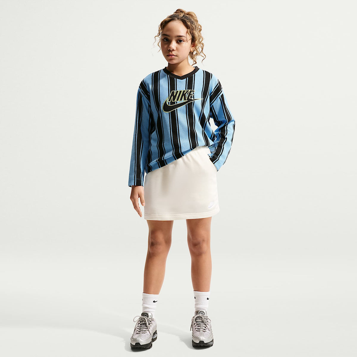 Falda de French Terry para niñas talla grande Nike Sportswear Club – Perla suave/Perla suave/Blanco – vista 1