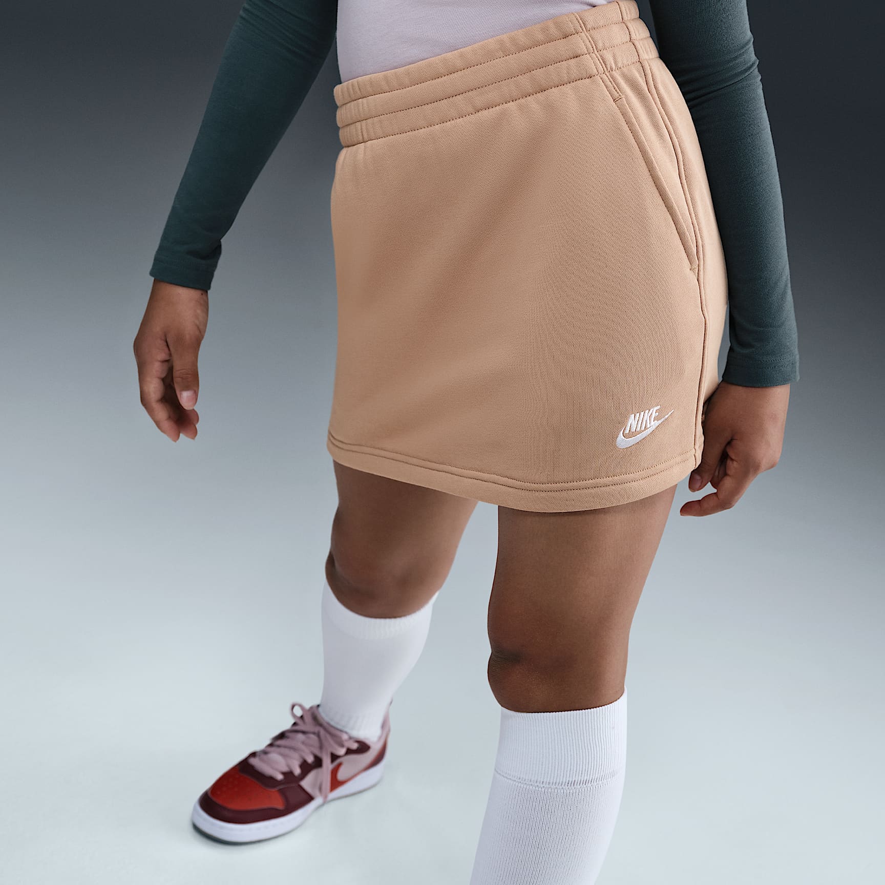 Falda de French Terry para niñas talla grande Nike Sportswear Club – Cáñamo/Cáñamo/Blanco – vista 2