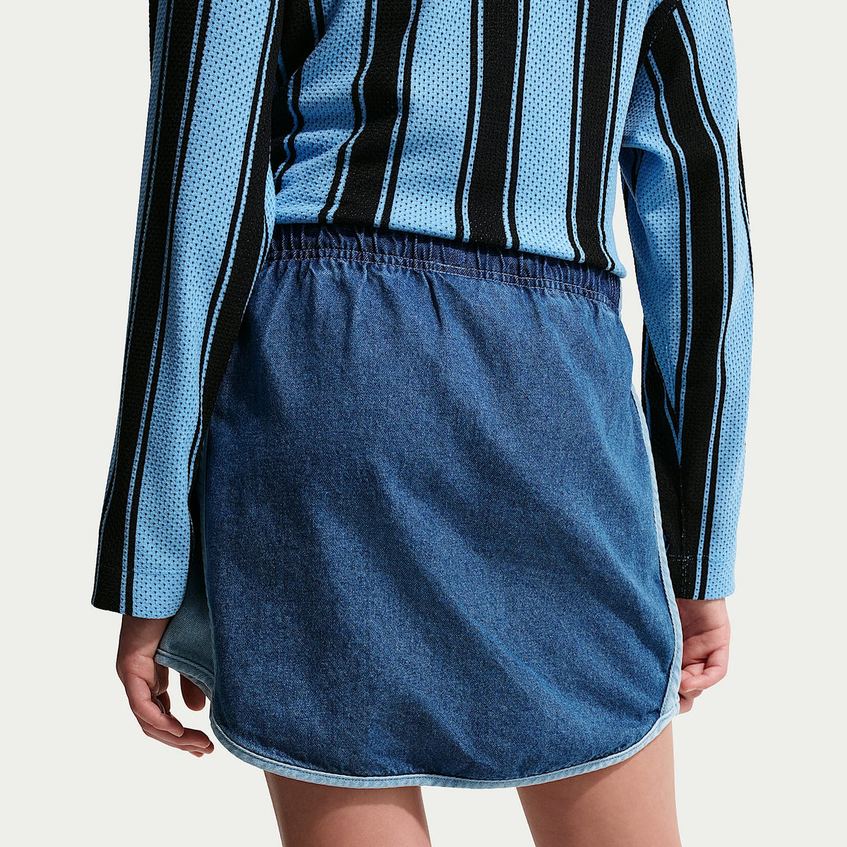 Falda de denim para niña talla grande Nike Sportswear Collection – Azul marino místico/Azul militar claro/Tormenta del Egeo/Azul de la costa – vista 3