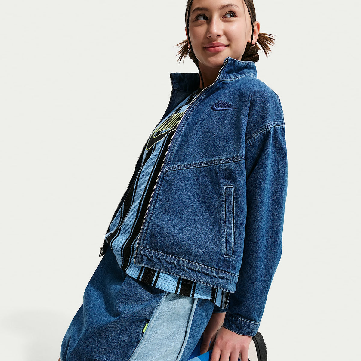 Falda de denim para niña talla grande Nike Sportswear Collection – Azul marino místico/Azul militar claro/Tormenta del Egeo/Azul de la costa – vista 4