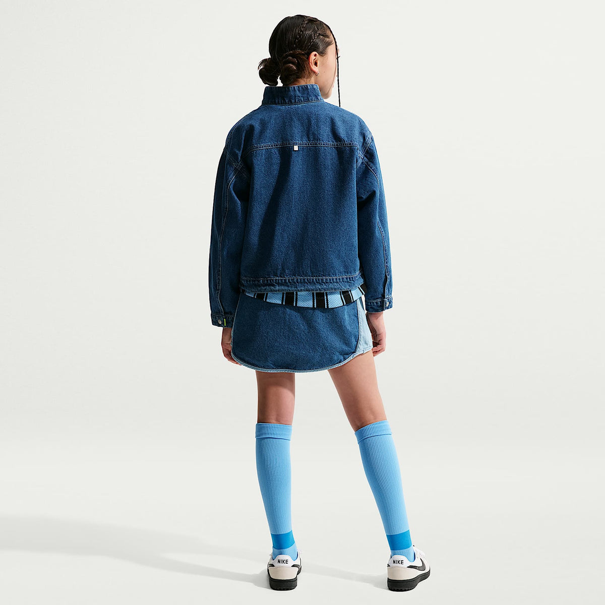 Falda de denim para niña talla grande Nike Sportswear Collection – Azul marino místico/Azul militar claro/Tormenta del Egeo/Azul de la costa – vista 5
