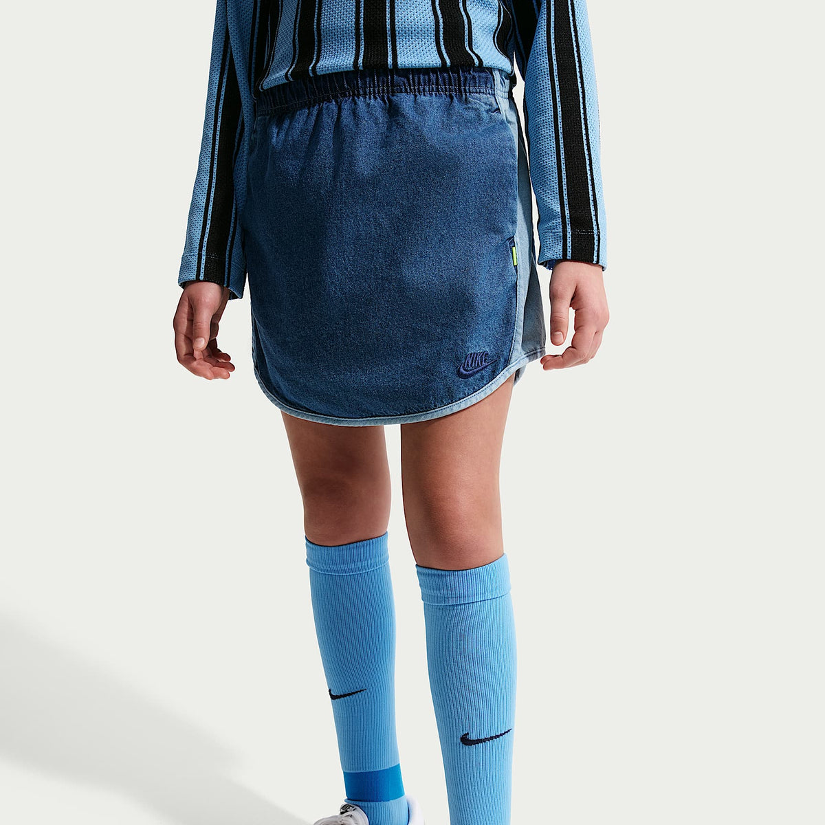 Falda de denim para niña talla grande Nike Sportswear Collection – Azul marino místico/Azul militar claro/Tormenta del Egeo/Azul de la costa – vista 2