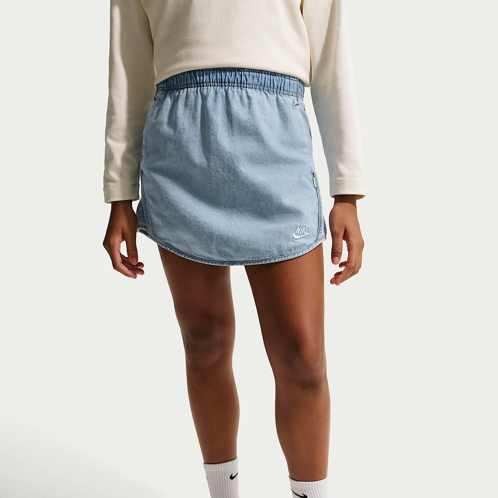 Falda de denim para niña talla grande Nike Sportswear Collection – Azul militar claro/Azul militar claro/Trigo/Azul militar claro – vista 2