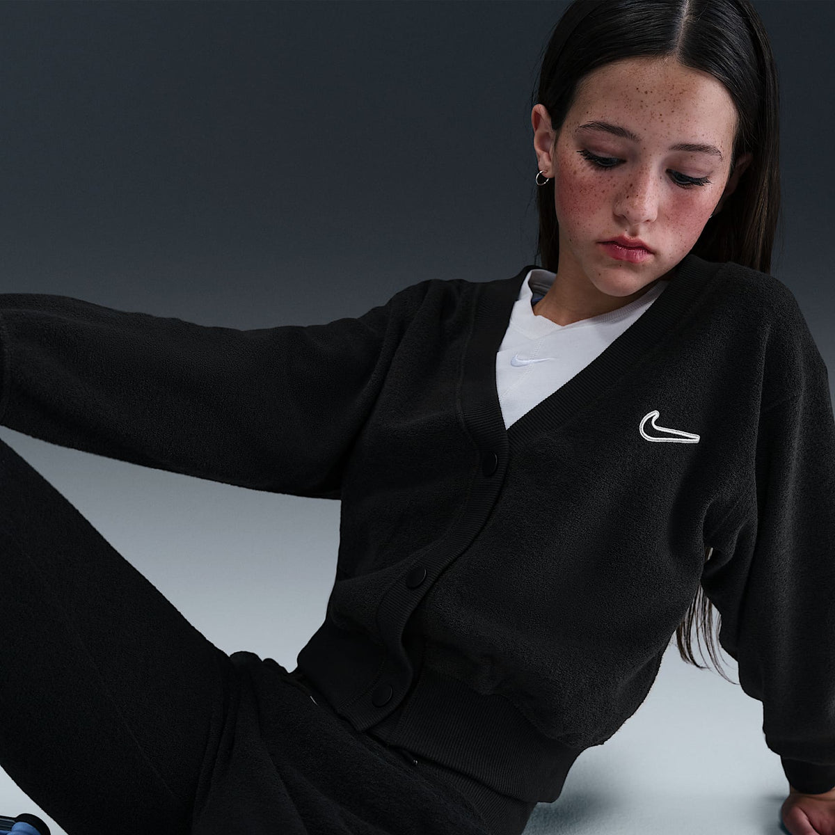 Cárdigan de manga larga de tejido Fleece para niña talla grande Nike Sportswear – Negro/Blanco – vista 3
