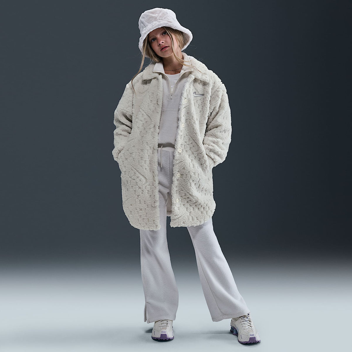 Chamarra para niñas talla grande Nike Sportswear – Perla suave/Blanco – vista 4