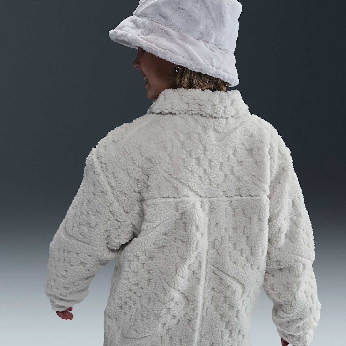 Chamarra para niñas talla grande Nike Sportswear – Perla suave/Blanco – vista 2