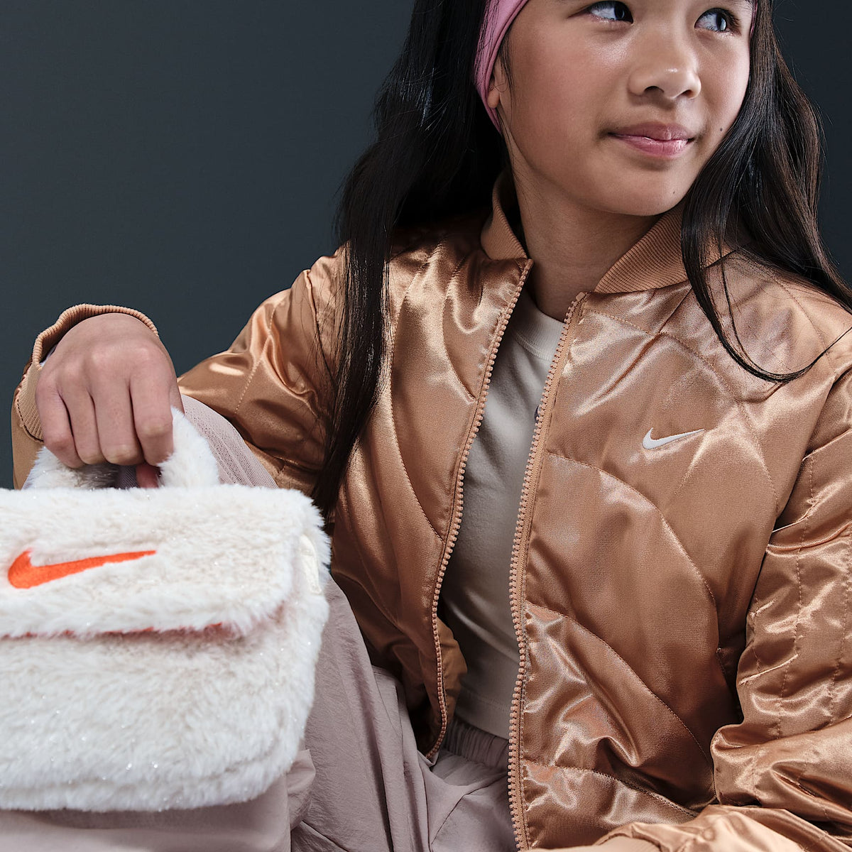 Chamarra para niñas talla grande Nike Sportswear – Cáñamo/Blanco – vista 3