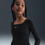 Playera de cuello cuadrado y manga larga para niñas talla grande Nike Sportswear – Negro/Blanco – vista 1