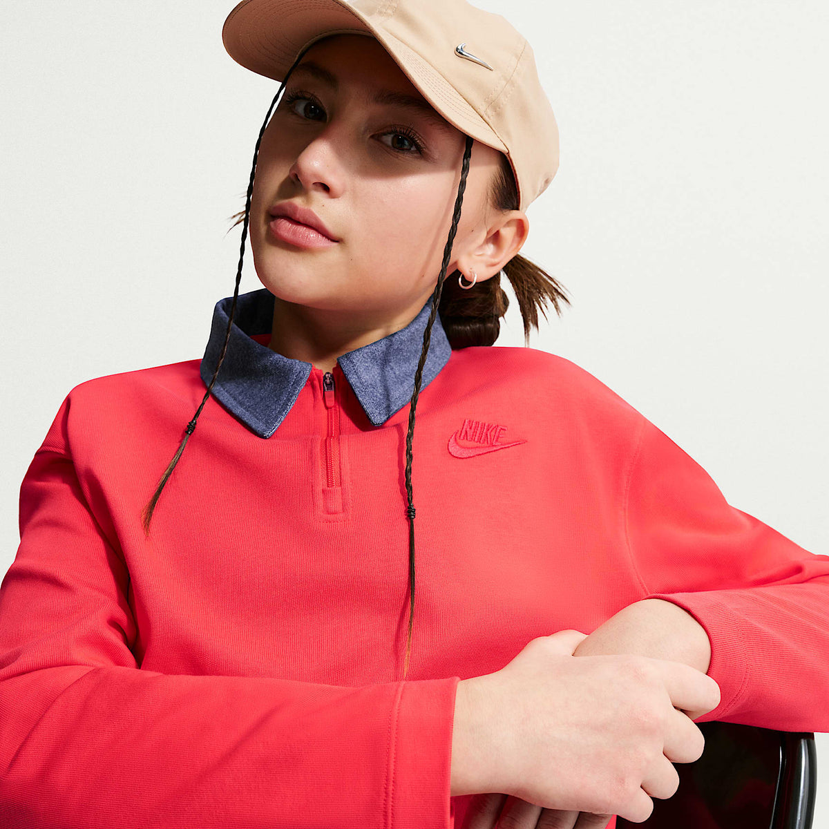 Polo de manga larga para niña talla grande Nike Sportswear Collection – Carmesí claro/Azul marino místico/Carmesí claro – vista 3