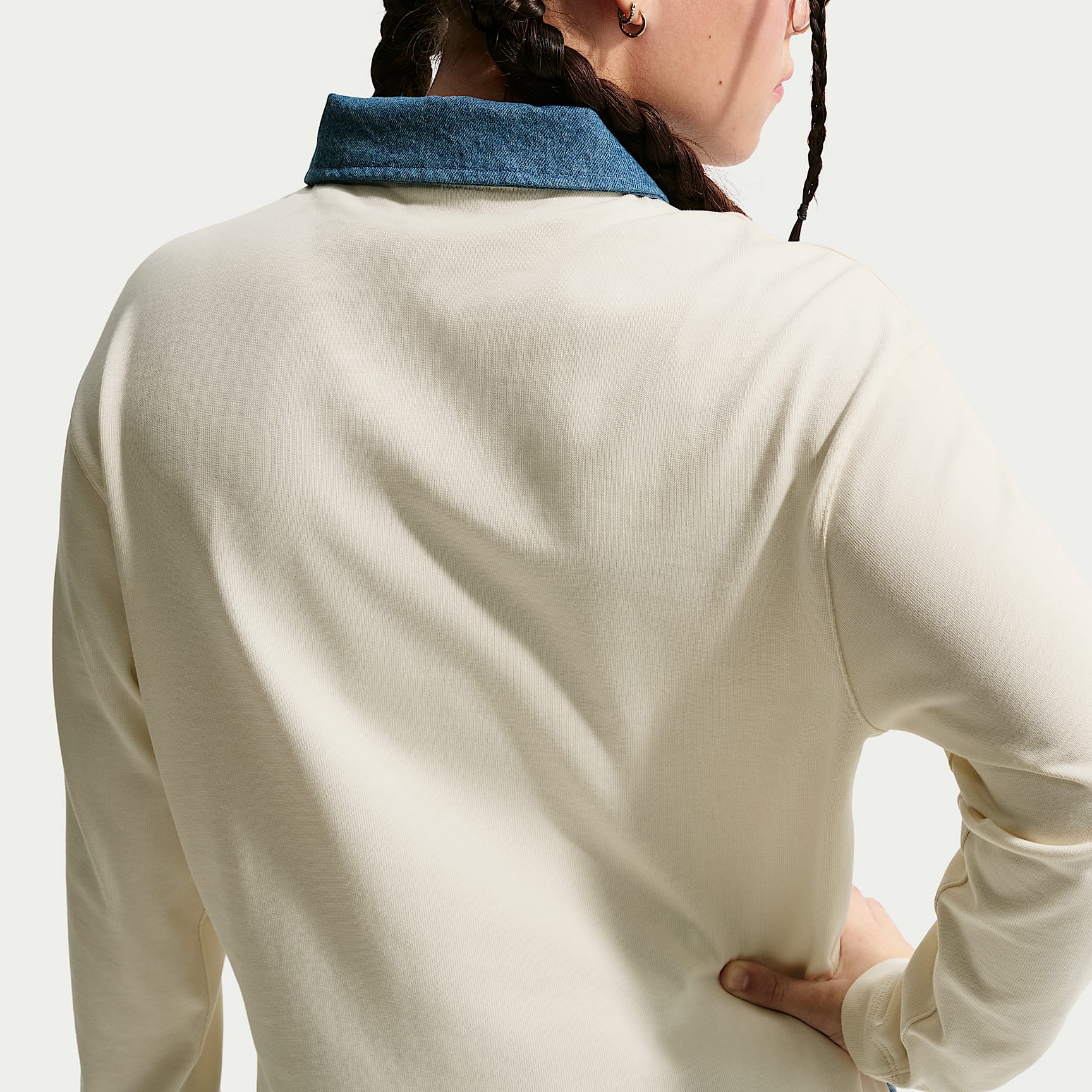 Polo de manga larga para niña talla grande Nike Sportswear Collection – Perla suave/Azul marino místico/Perla suave – vista 2