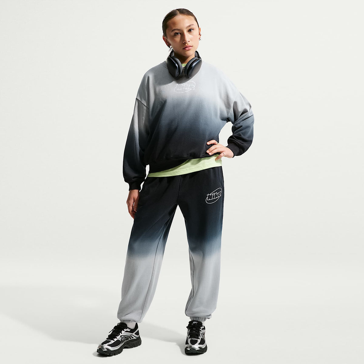 Pants holgados para niña talla grande Nike Sportswear Studio Fleece – Gris humo claro/Negro – vista 1