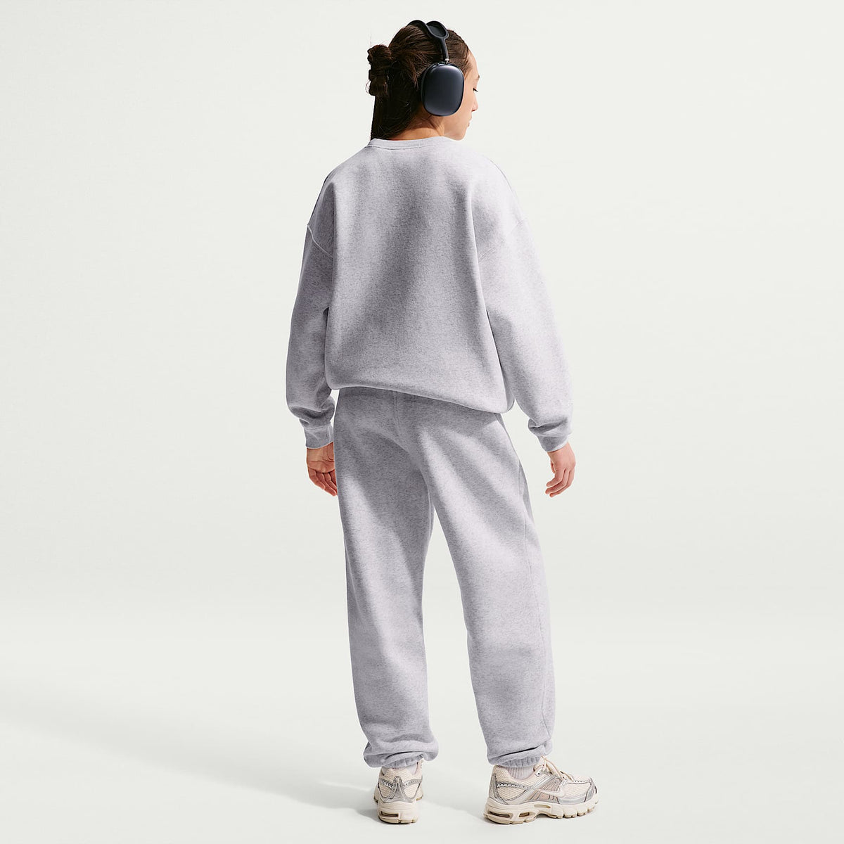Pants holgados para niña Nike Sportswear Studio Fleece – Abedul jaspeado/Blanco/Blanco – vista 5