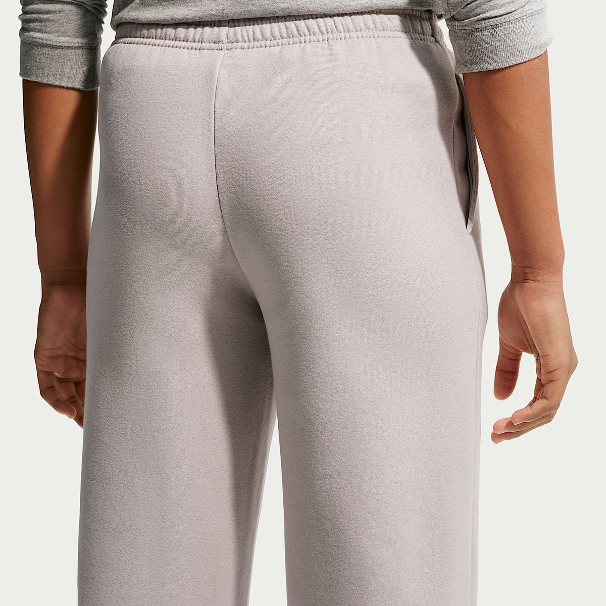 Pants con dobladillo abierto para niña Nike Sportswear Studio Fleece – Gris partícula/Blanco – vista 3