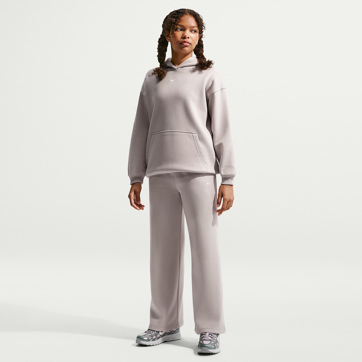 Pants con dobladillo abierto para niña Nike Sportswear Studio Fleece – Gris partícula/Blanco – vista 1
