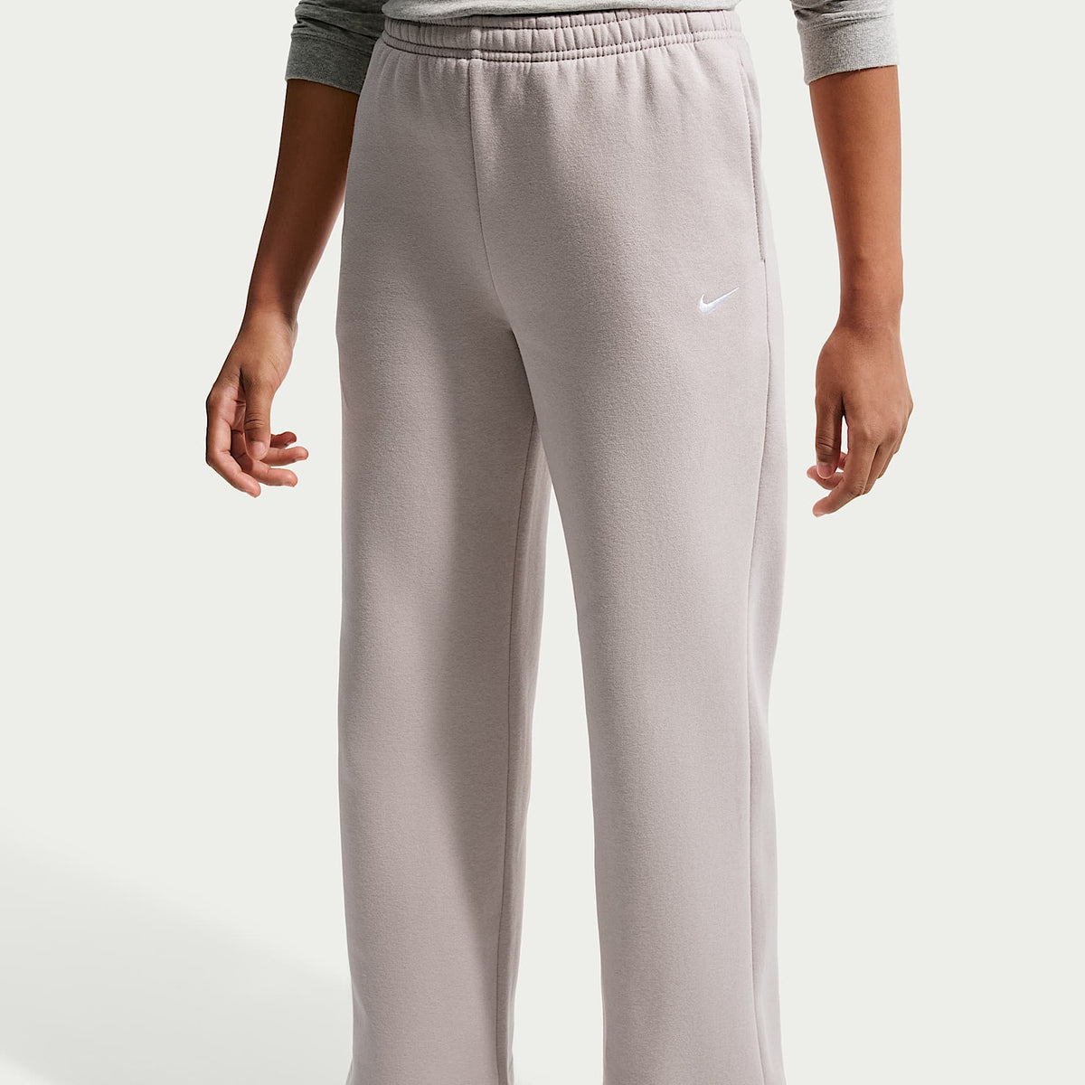 Pants con dobladillo abierto para niña Nike Sportswear Studio Fleece – Gris partícula/Blanco – vista 2