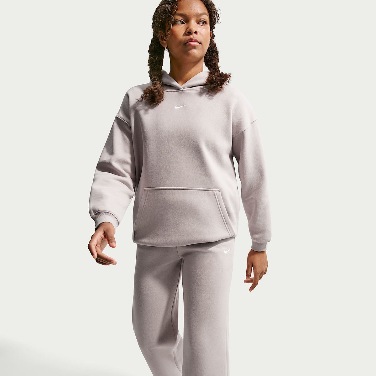 Pants con dobladillo abierto para niña Nike Sportswear Studio Fleece – Gris partícula/Blanco – vista 4