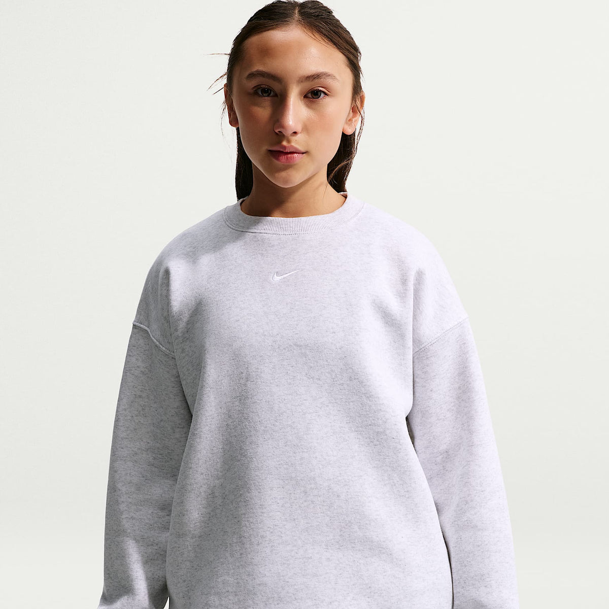 Sudadera de cuello redondo oversized para niña talla grande Nike Sportswear Studio – Abedul jaspeado/Blanco – vista 3