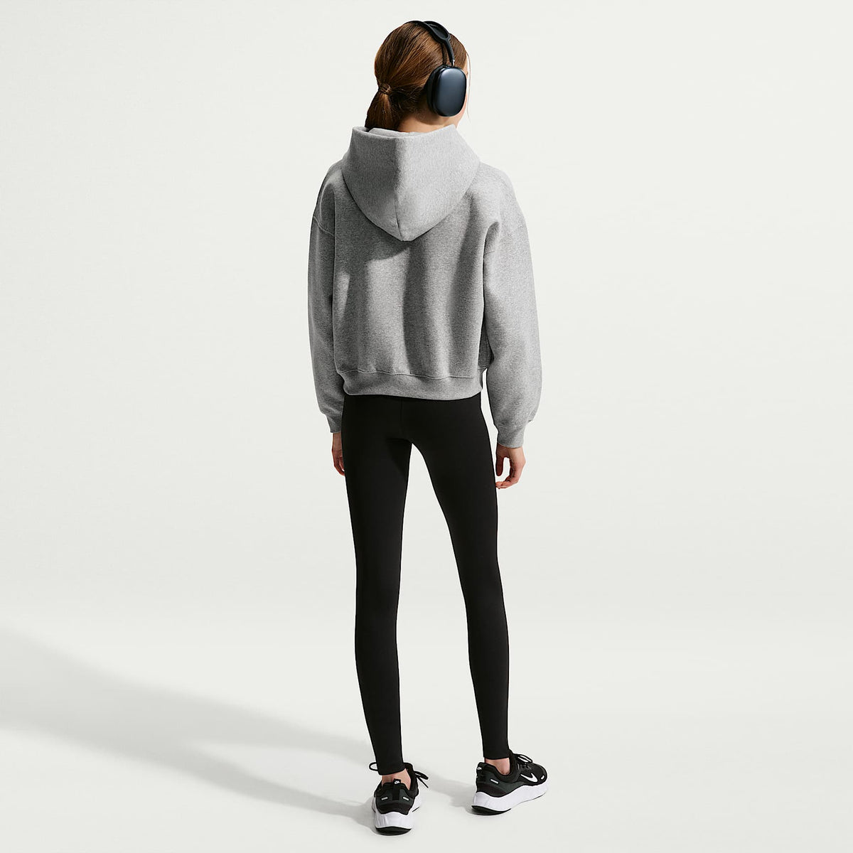 Sudadera con gorro oversized de cierre completo para niña talla grande Nike Sportswear Studio Fleece – Gris oscuro jaspeado/Gris partícula/Blanco – vista 5