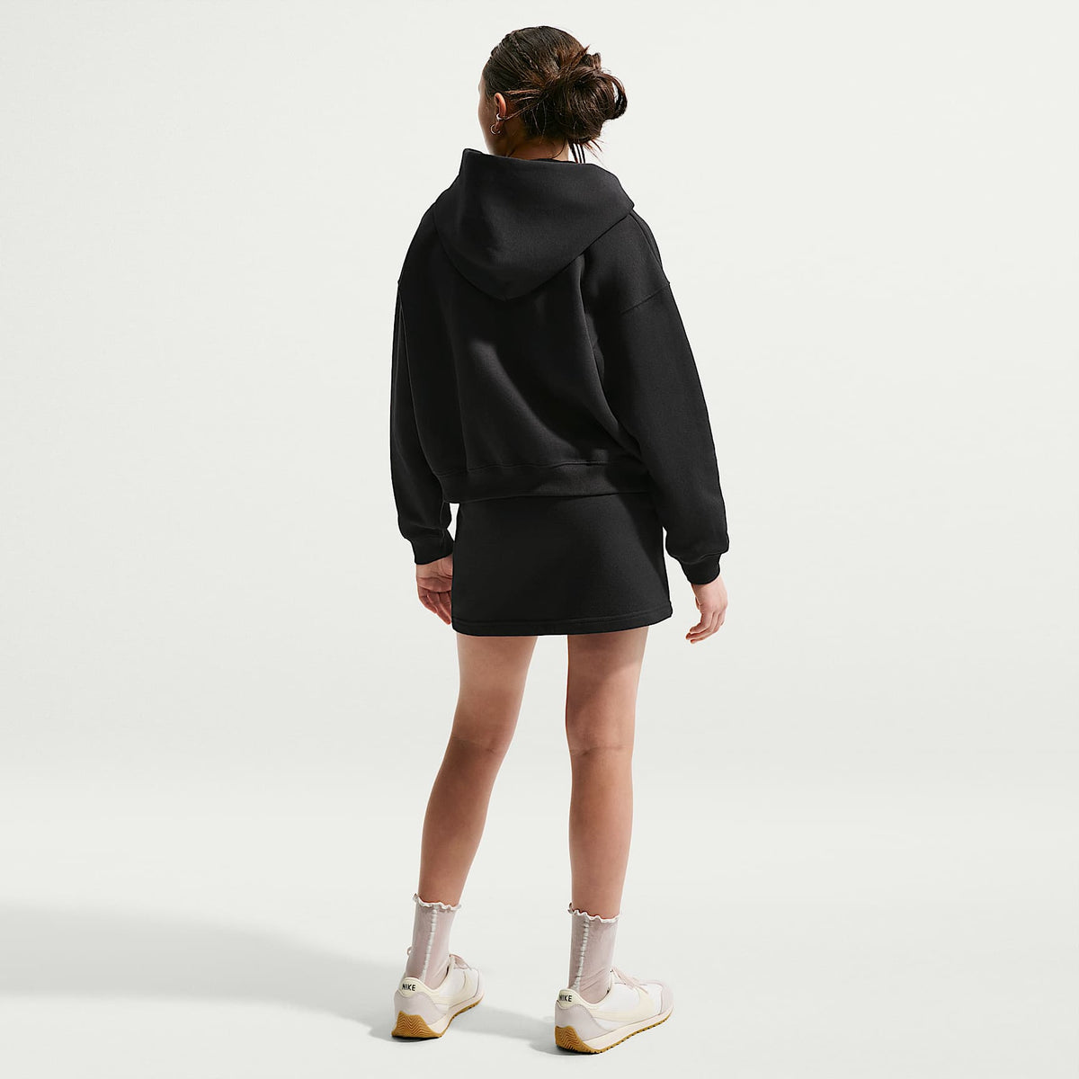 Falda de French Terry para niña talla grande Nike Sportswear Studio Fleece – Negro/Blanco – vista 5