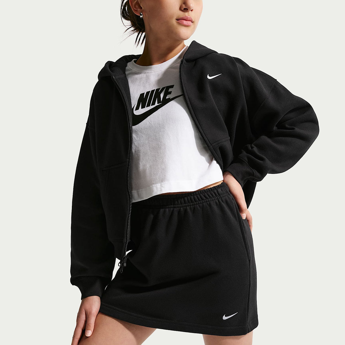 Falda de French Terry para niña talla grande Nike Sportswear Studio Fleece – Negro/Blanco – vista 4