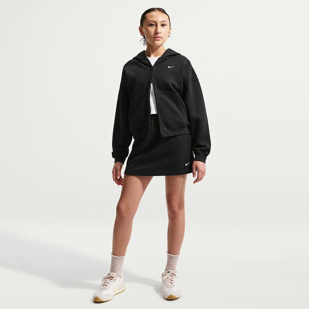 Falda de French Terry para niña talla grande Nike Sportswear Studio Fleece – Negro/Blanco – vista 1