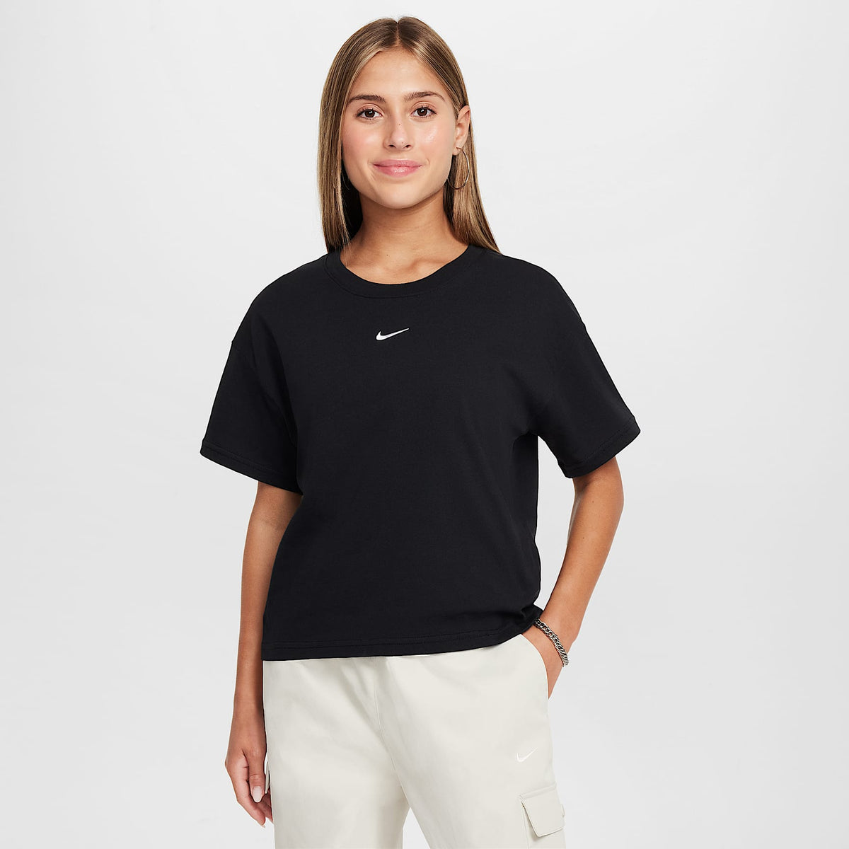 Playera para niña talla grande Nike Sportswear Essential – Negro – vista 1