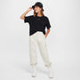 Playera para niña talla grande Nike Sportswear Essential – Negro – vista 4