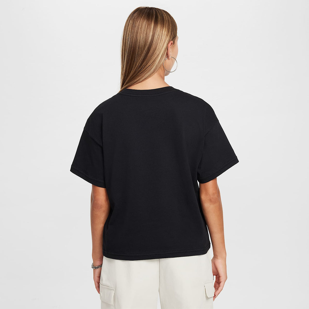 Playera para niña talla grande Nike Sportswear Essential – Negro – vista 2
