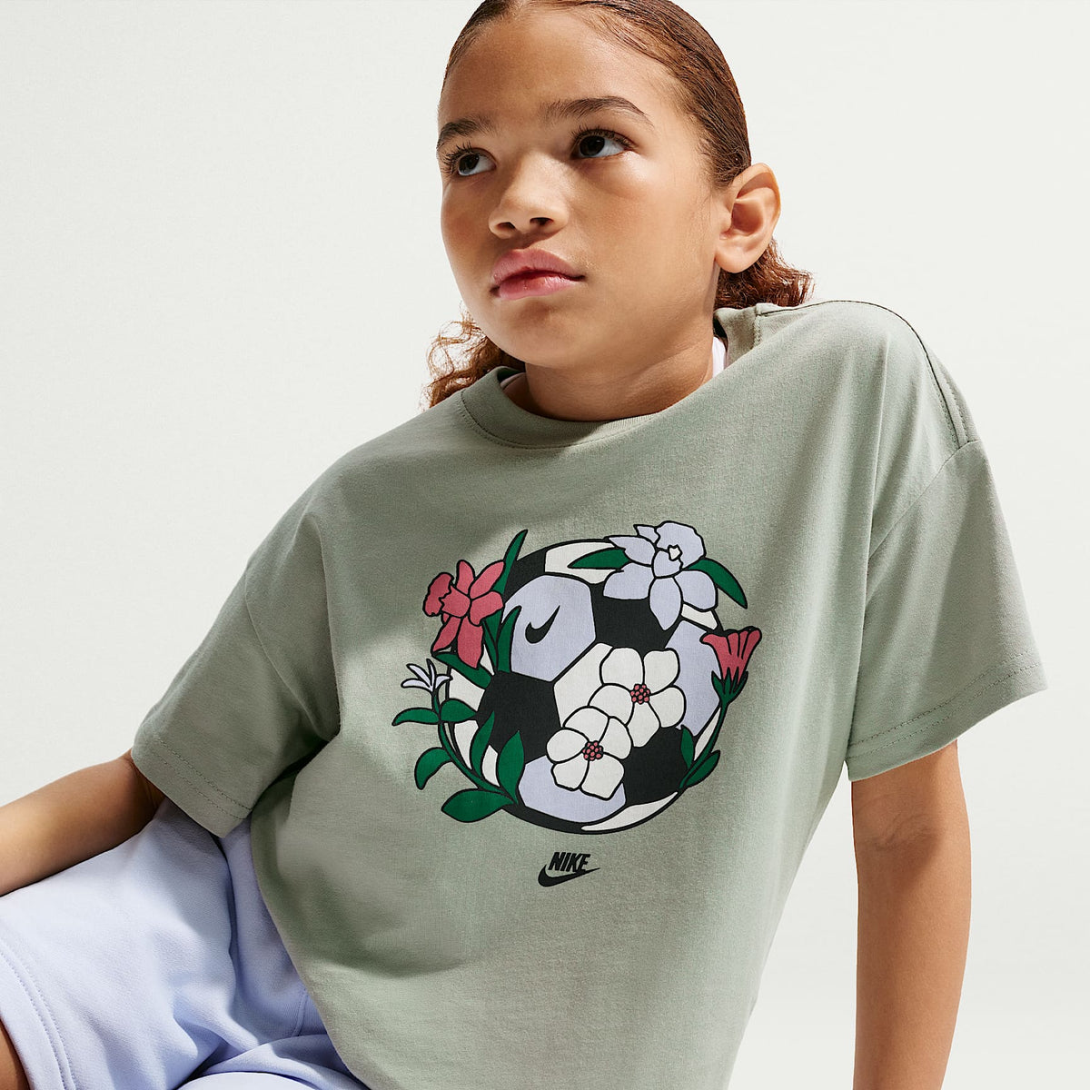 Playera de corte cuadrado para niña talla grande Nike Sportswear Essentials – Niebla pícea – vista 3