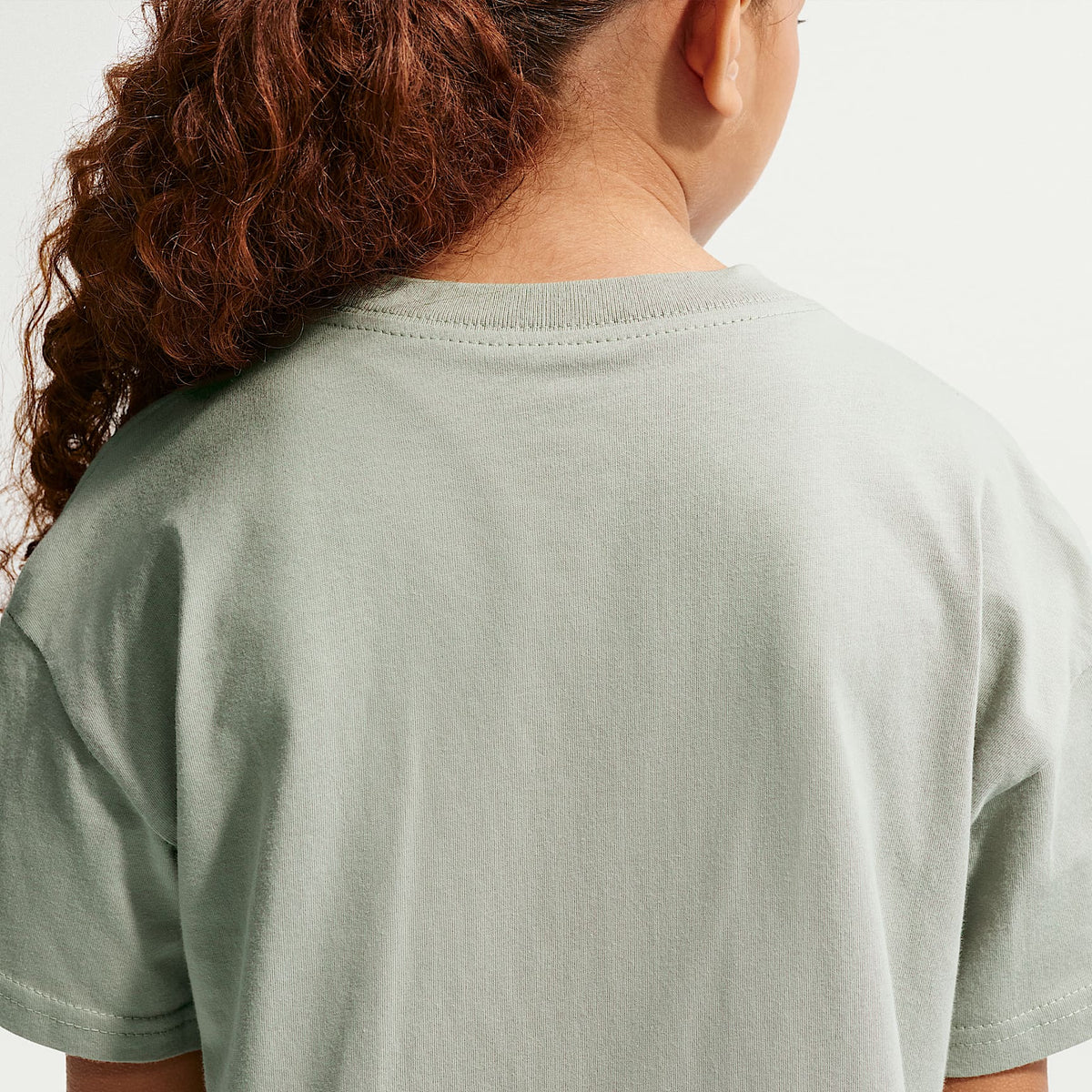 Playera de corte cuadrado para niña talla grande Nike Sportswear Essentials – Niebla pícea – vista 2