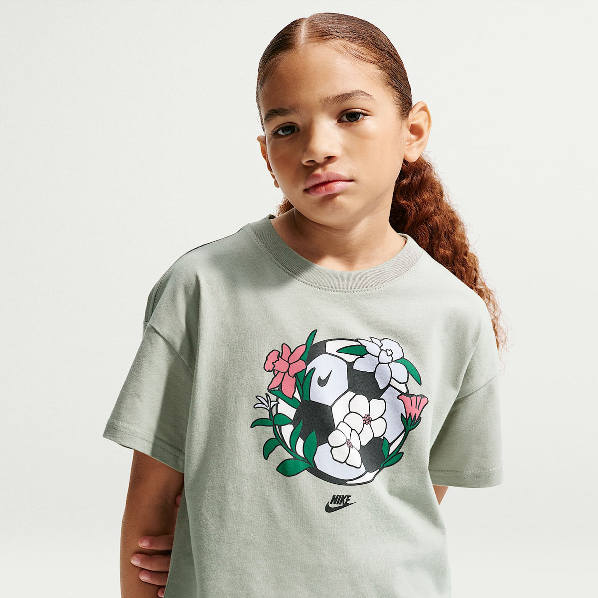 Playera de corte cuadrado para niña talla grande Nike Sportswear Essentials – Niebla pícea – vista 1