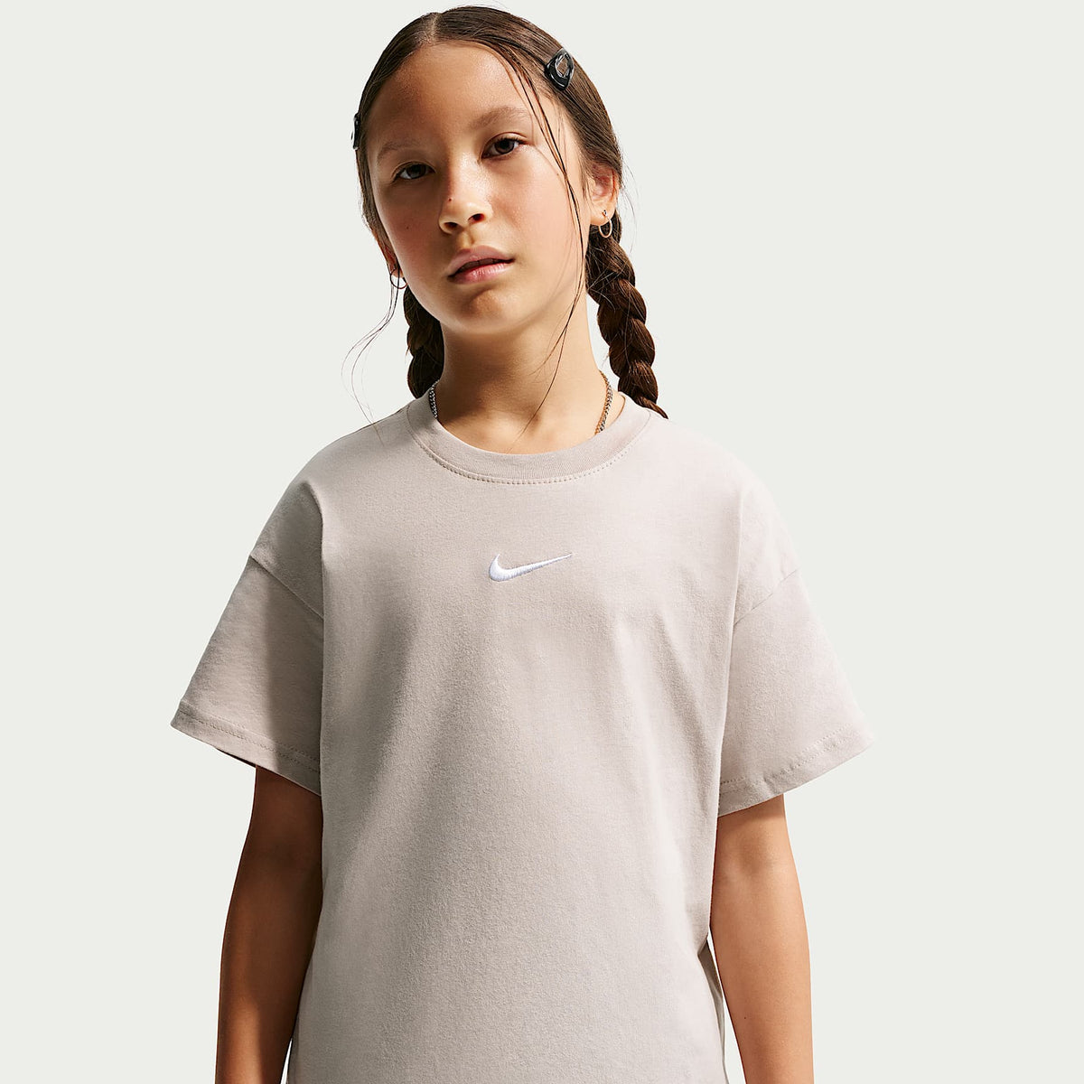 Playera para niña talla grande Nike Sportswear Essential – Gris partícula – vista 1