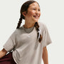 Playera para niña talla grande Nike Sportswear Essential – Gris partícula – vista 3