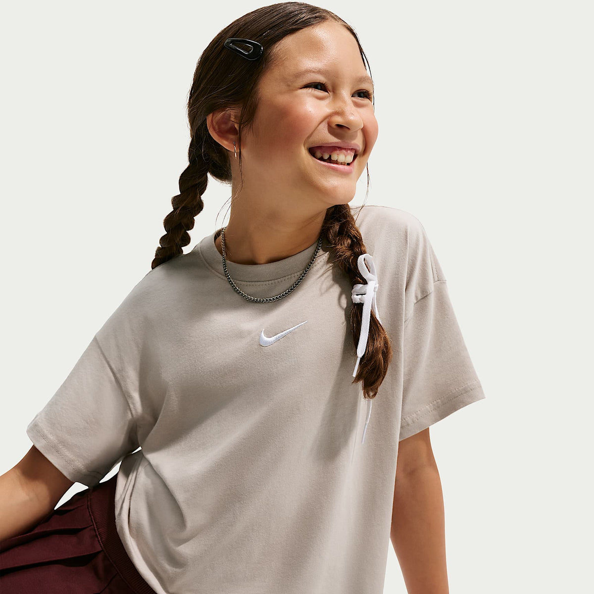 Playera para niña talla grande Nike Sportswear Essential – Gris partícula – vista 3