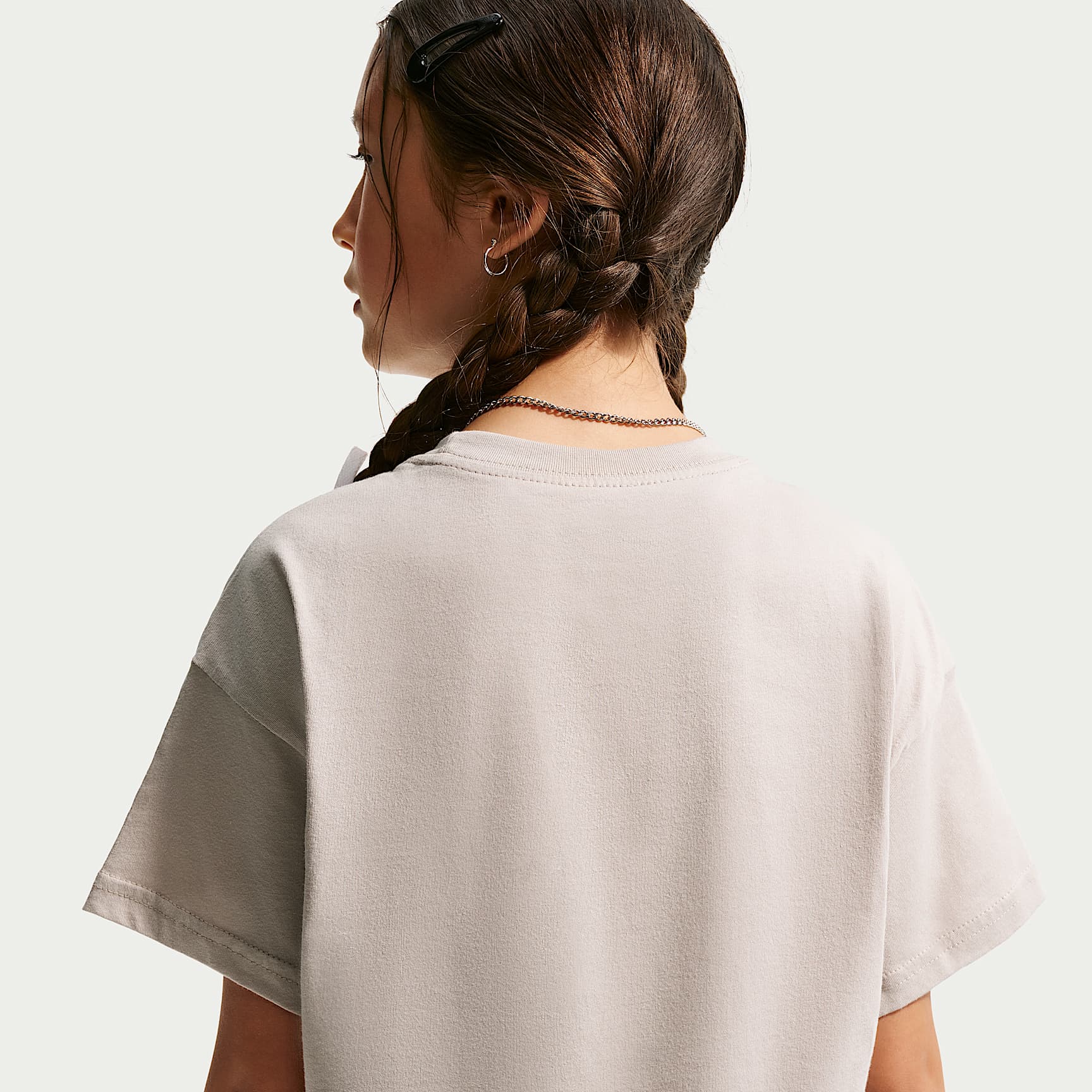 Playera para niña talla grande Nike Sportswear Essential – Gris partícula – vista 2