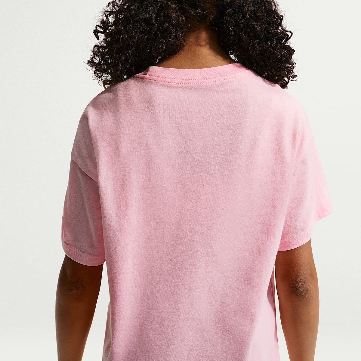 Playera para niña talla grande Nike Sportswear Essential – Rosa suave medio – vista 2