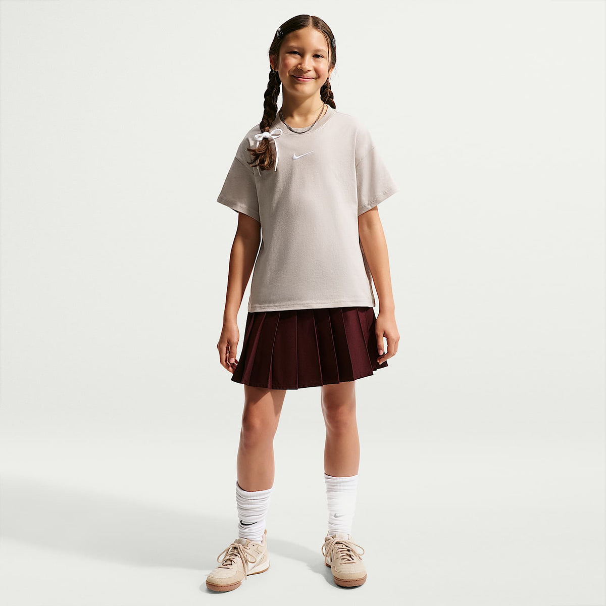 Playera para niña talla grande Nike Sportswear Essential – Gris partícula – vista 4