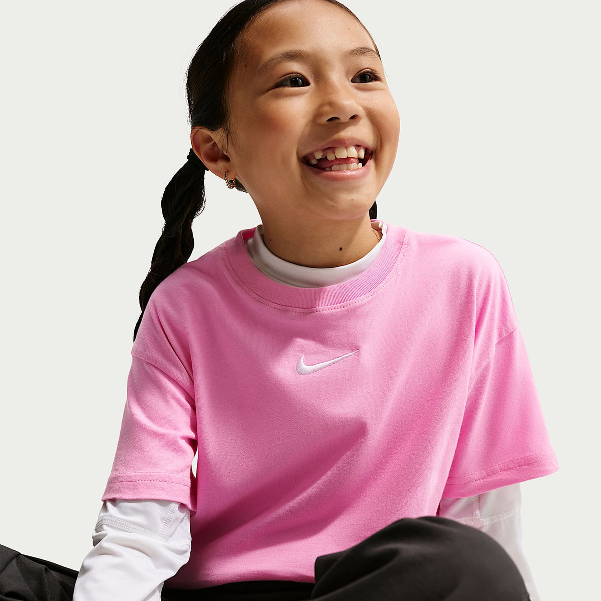 Playera para niña talla grande Nike Sportswear Essential – Rosa amanecer – vista 3