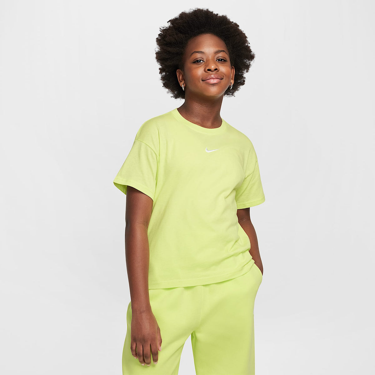 Playera para niña talla grande Nike Sportswear Essential – Toque de limón claro – vista 1