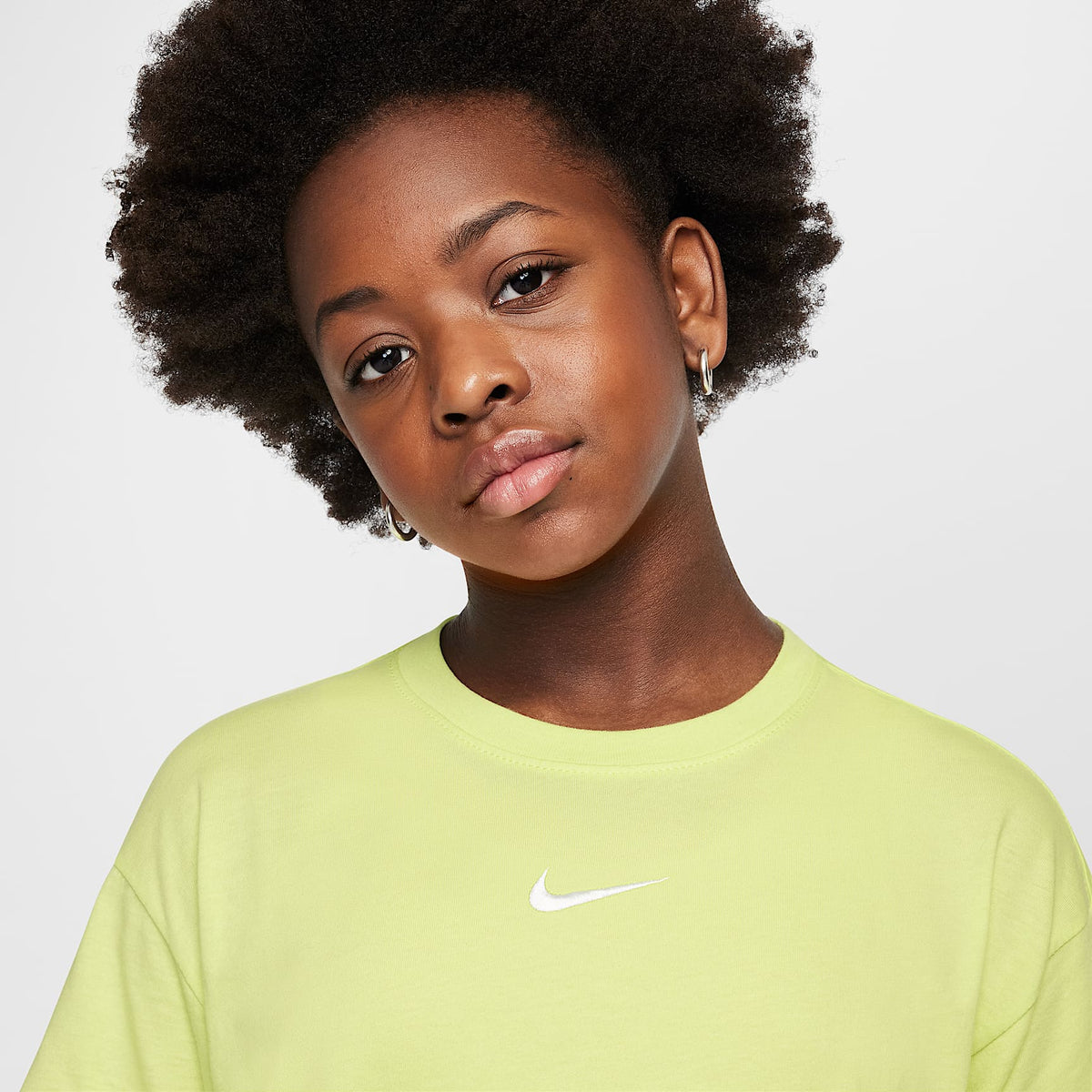 Playera para niña talla grande Nike Sportswear Essential – Toque de limón claro – vista 3