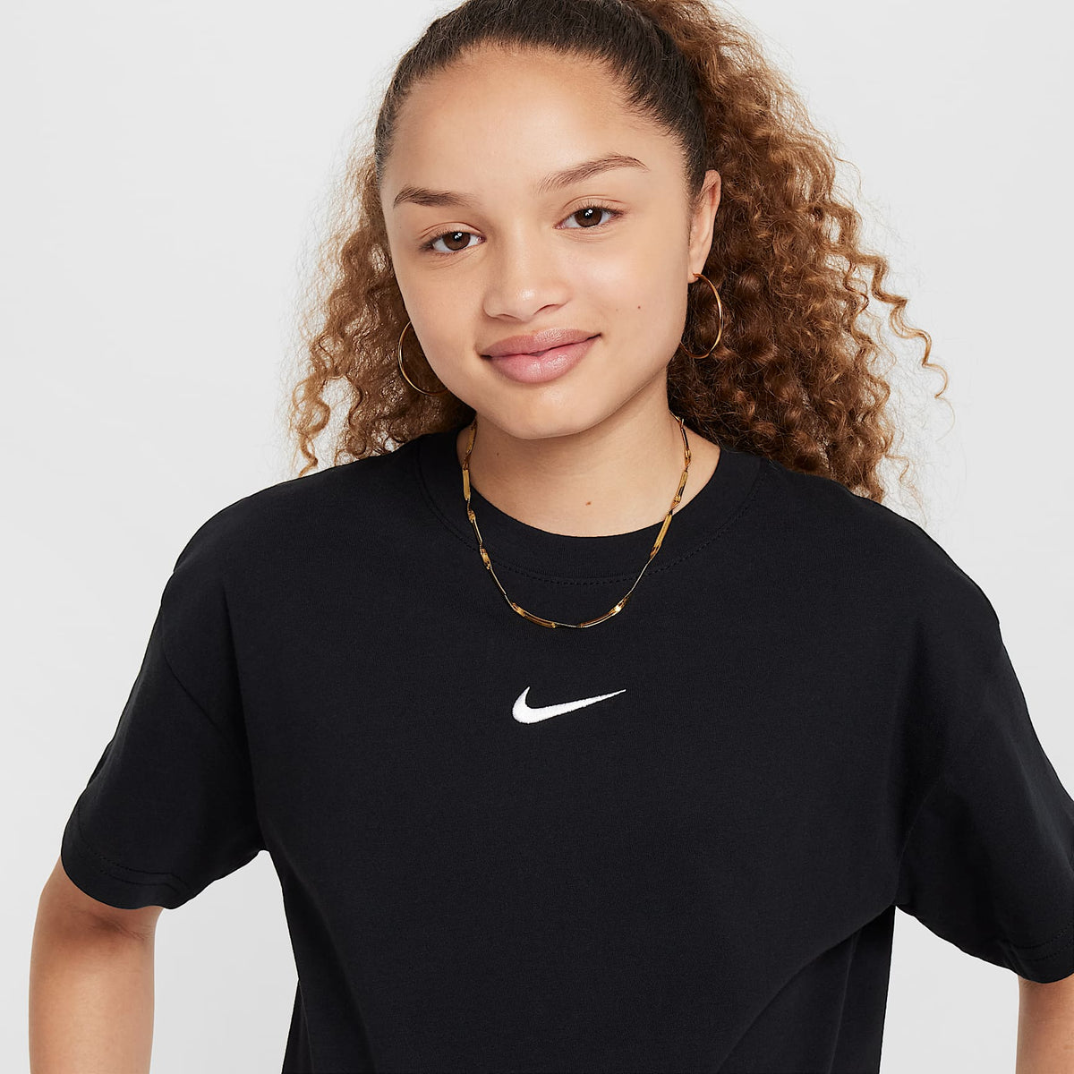 Playera para niña talla grande Nike Sportswear Essential – Negro – vista 3