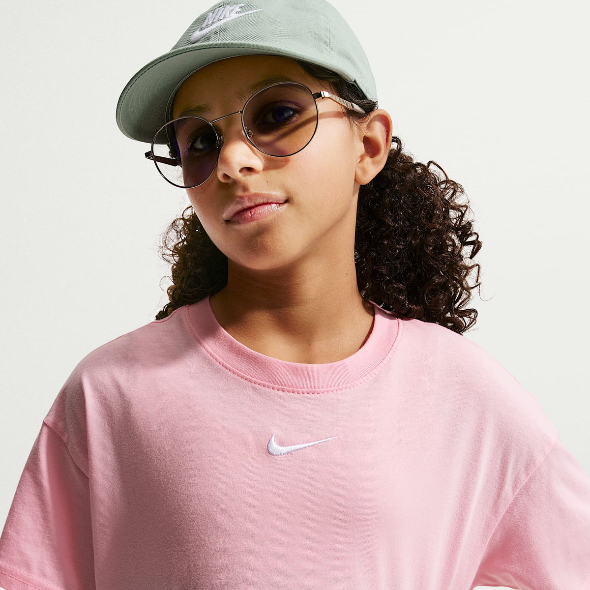 Playera para niña talla grande Nike Sportswear Essential – Rosa suave medio – vista 3