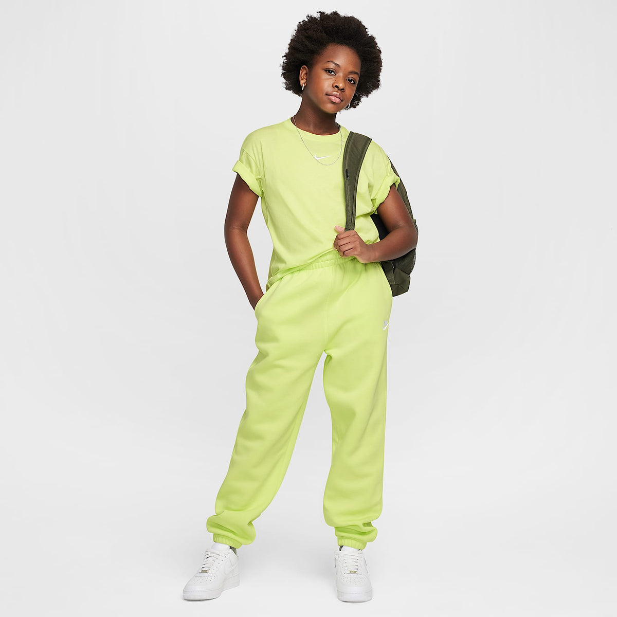 Playera para niña talla grande Nike Sportswear Essential – Toque de limón claro – vista 5