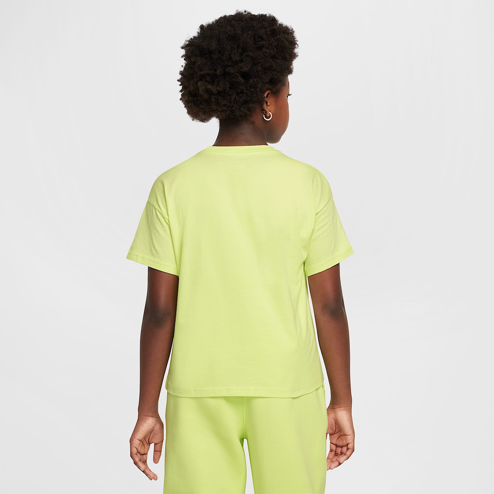 Playera para niña talla grande Nike Sportswear Essential – Toque de limón claro – vista 2