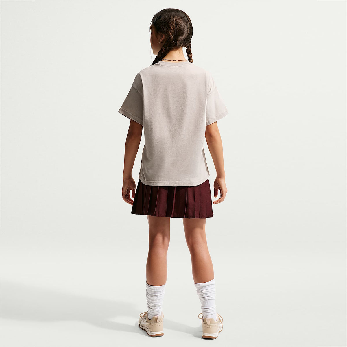 Playera para niña talla grande Nike Sportswear Essential – Gris partícula – vista 5