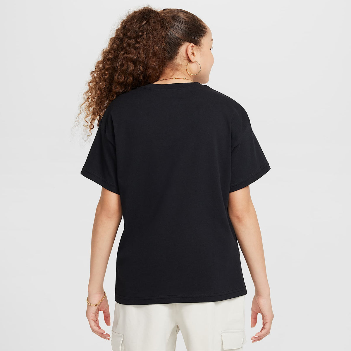 Playera para niña talla grande Nike Sportswear Essential – Negro – vista 2