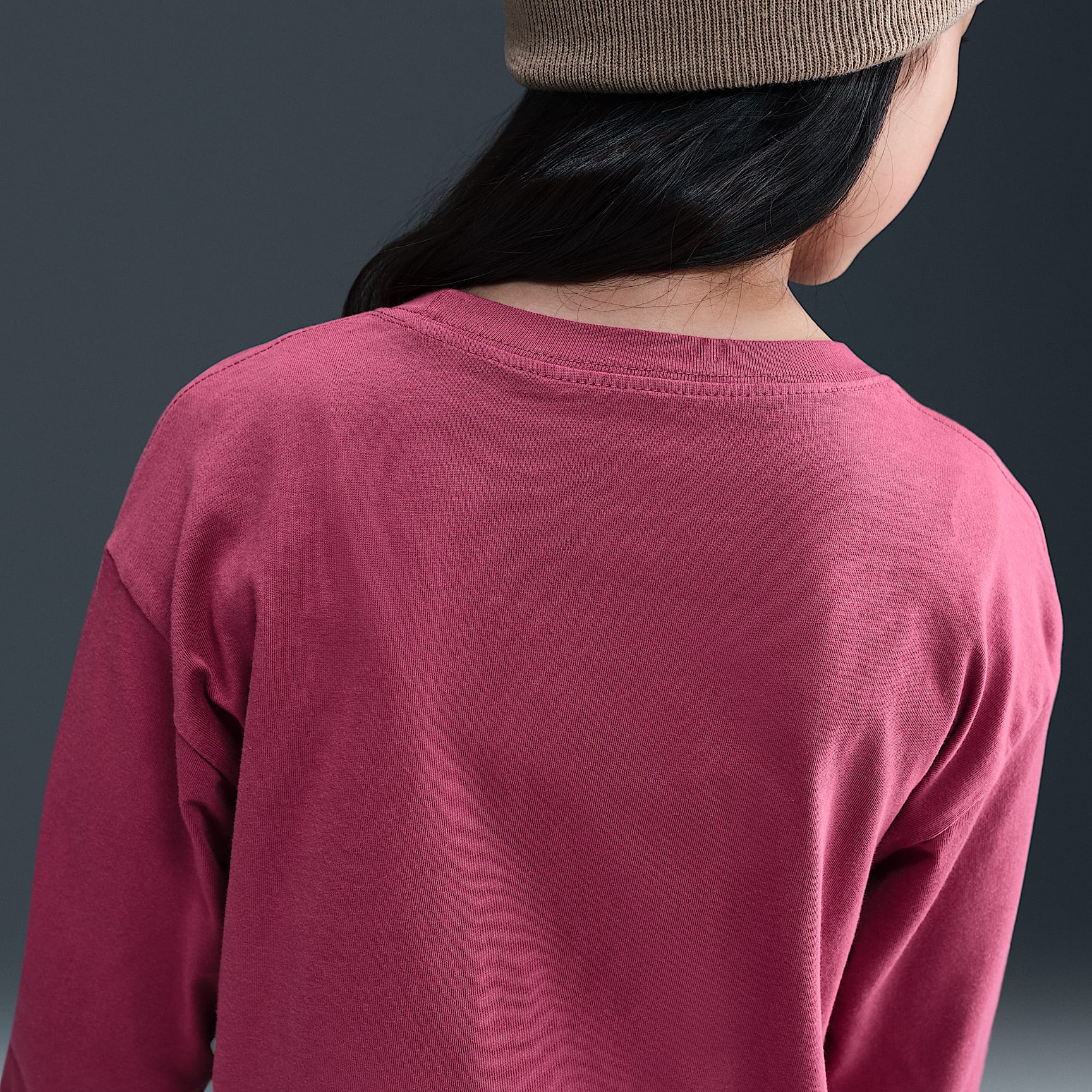 Playera de manga larga para niña talla grande Nike Sportswear Essential – Remolacha dulce – vista 2
