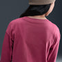 Playera de manga larga para niña talla grande Nike Sportswear Essential – Remolacha dulce – vista 2