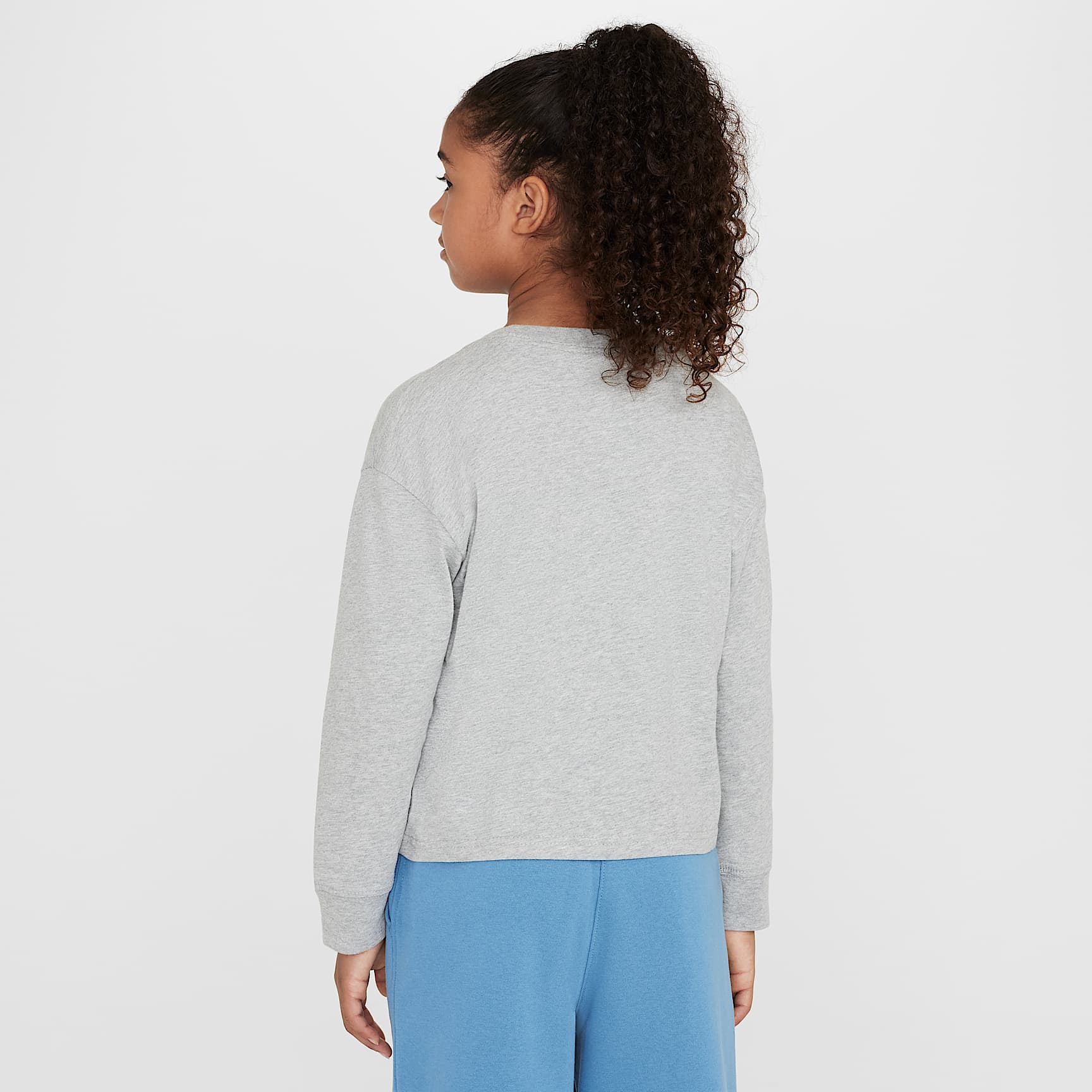 Playera de manga larga para niña talla grande Nike Sportswear Essential – Gris oscuro jaspeado – vista 2